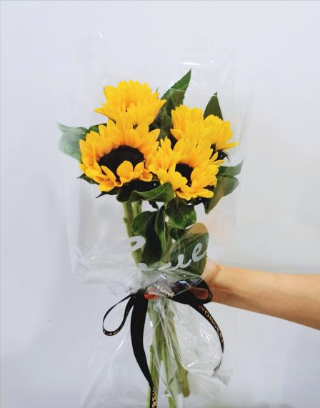 闺蜜宝宝过生日想着这天也是作妈妈的受难日所以给闺蜜送了一束向日葵