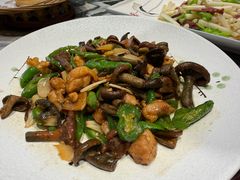 干辣椒炒美味牛肝菌-蔼若春.传承云南菜(金碧公园店)