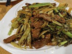 自制酸菜炒牛肉-宏记广东客家菜(丰汇店)