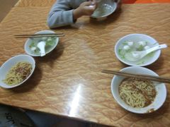 -松树干拌面店