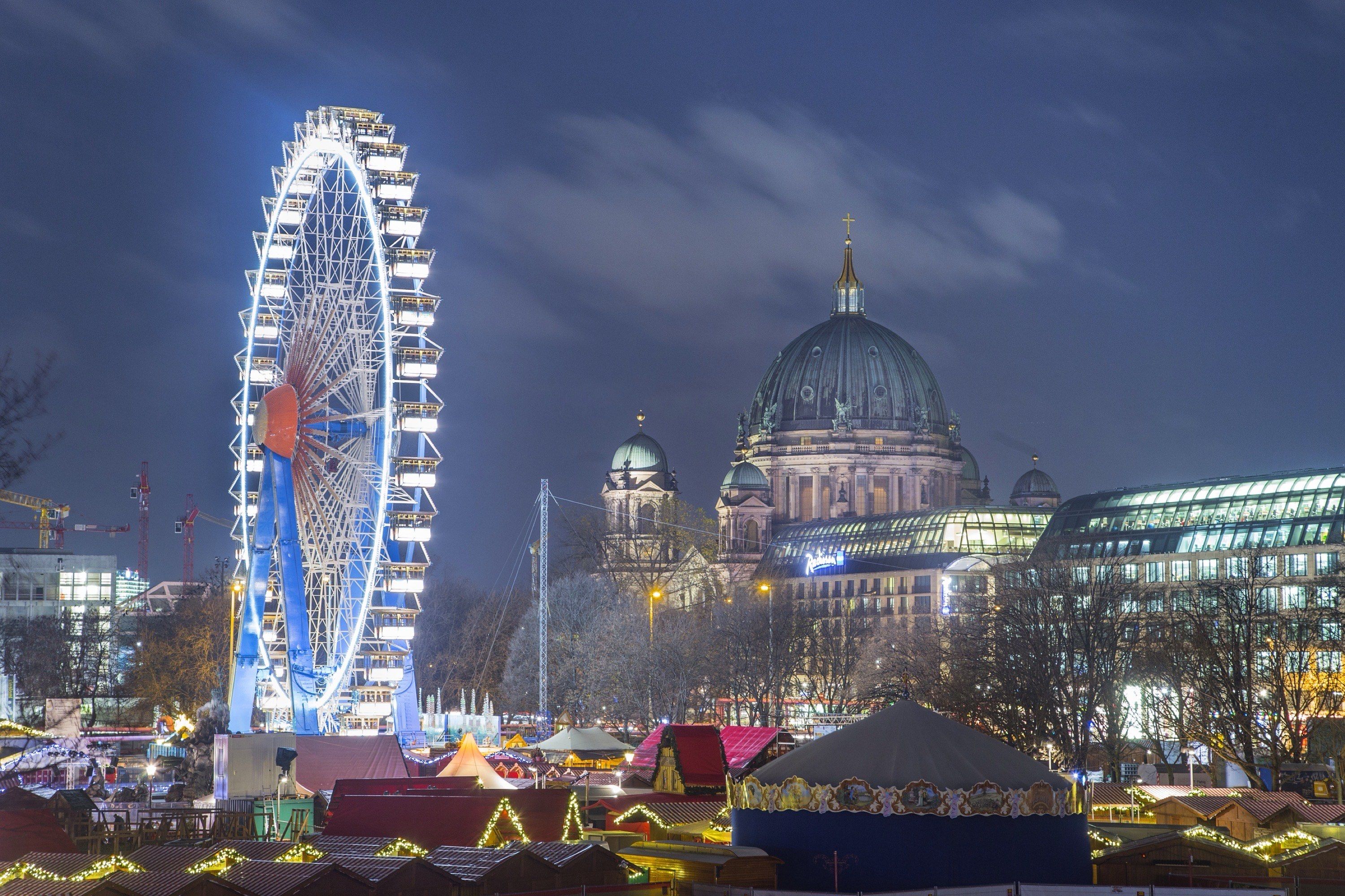 位于德国亚历山大广场的柏林大教堂和摩天轮.#摩天轮下的风景