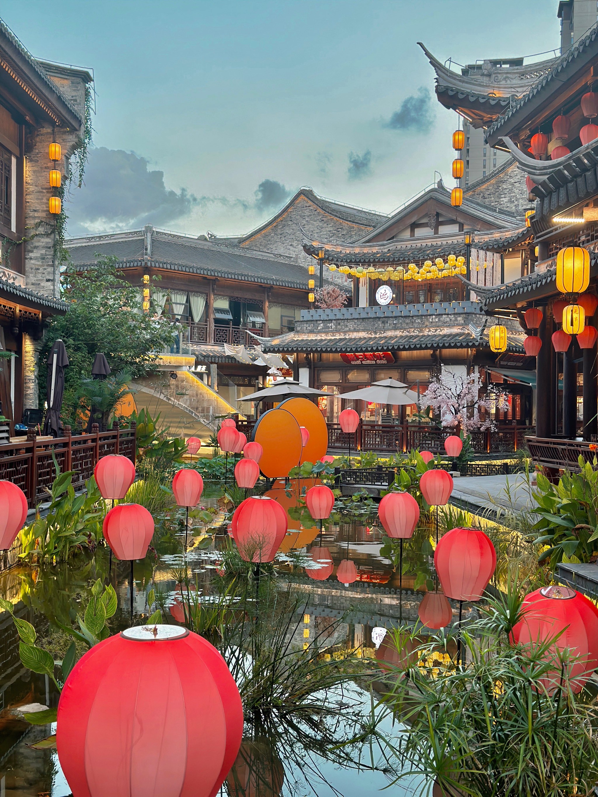 n东门大鱼海棠的布景好有创意�光线嘎嘎出片\n水系里的灯笼 9