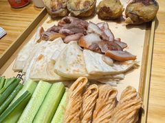 大饼卷一切-老姑砂锅·烧烤天津菜(体北道店)