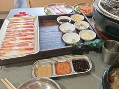 -围炉肉舍•炭烤活鳗•丹东海鲜烤肉(步行街店)