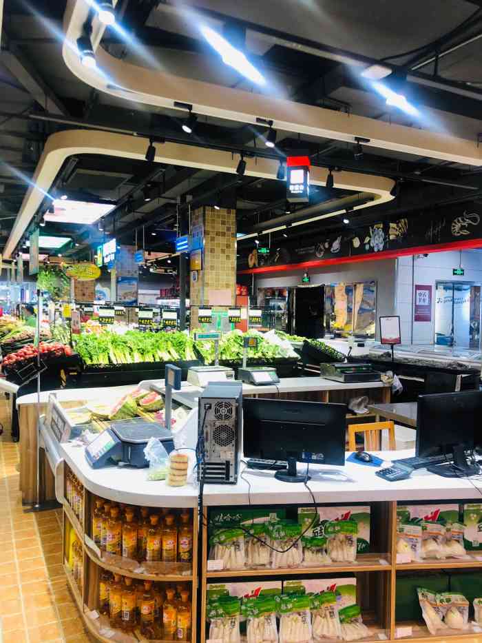 商之都的这家应该是我附近比较大的一家红府超市了,在负一层,外面貌不