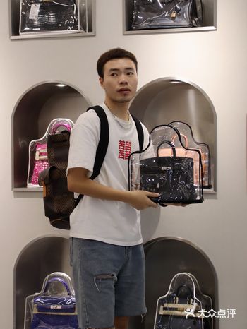 二手奢侈品店你见过整面墙的爱马仕吗