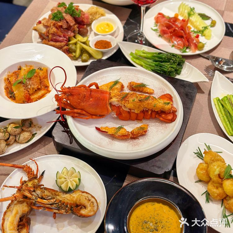 济南东边新开的一家高级西餐厅氛围感十足