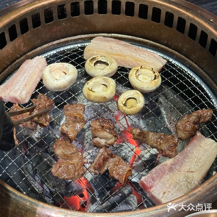 这家烤肉店万圣节氛围💯
