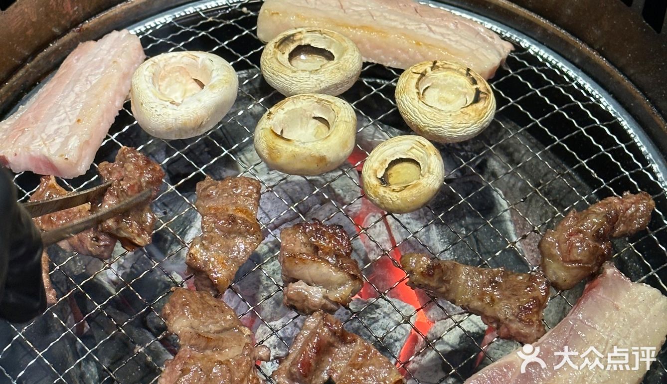 这家烤肉店万圣节氛围💯