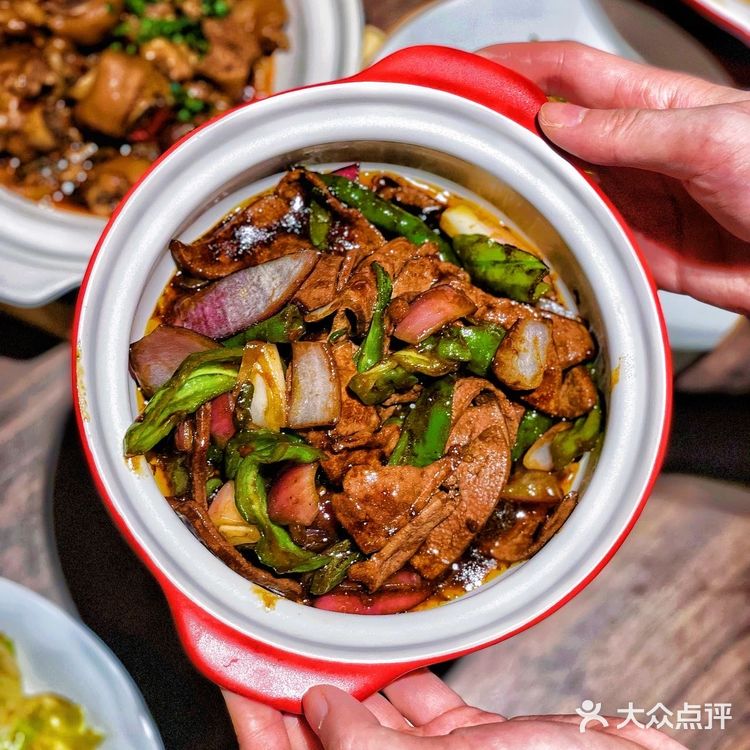 胡子大厨新店来啦！，魔都人气小炒肉，超级下饭