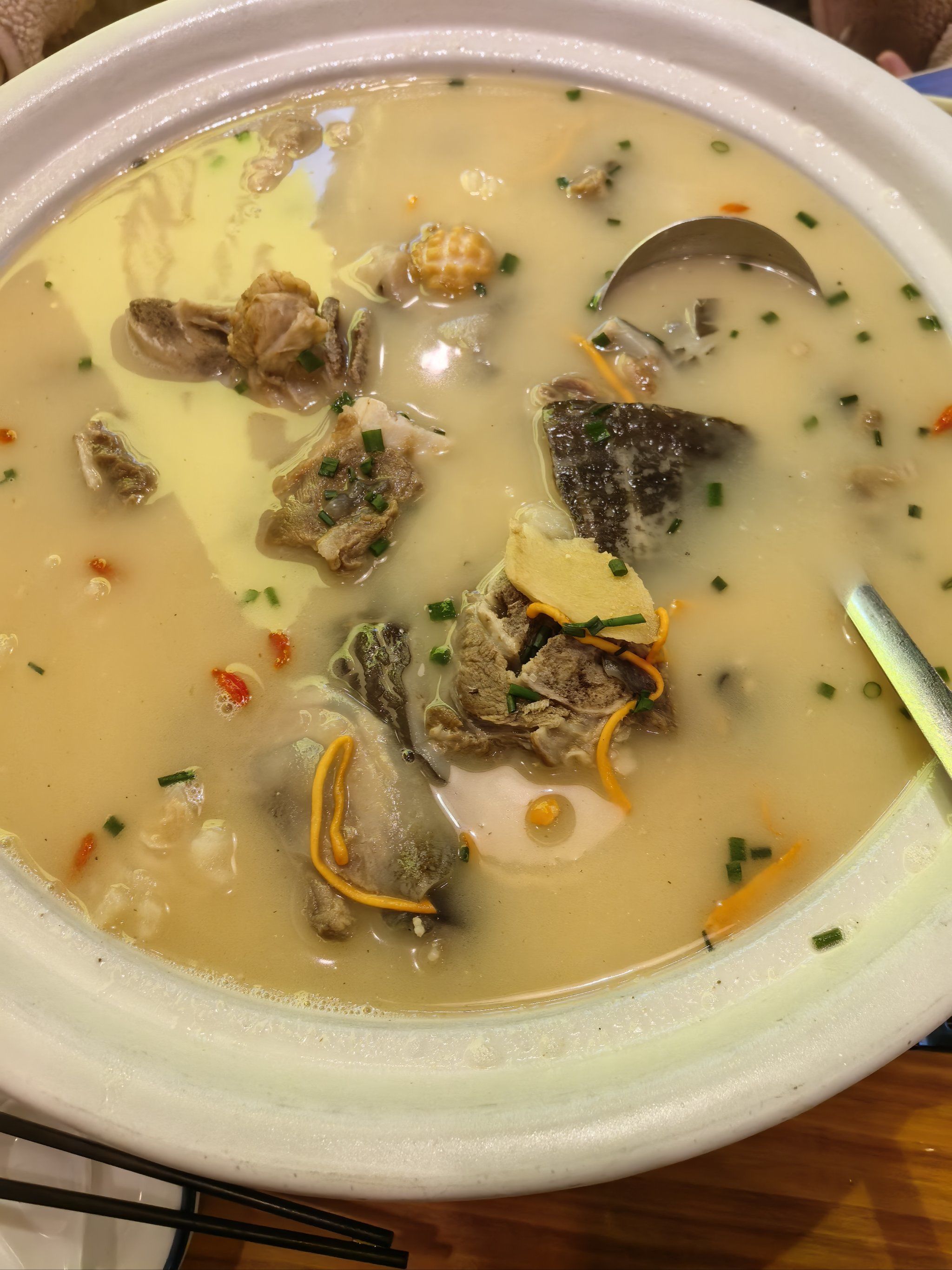 n今天在这里,有幸体验到了这道跑马汤,它是河南特色,号称是北方佛