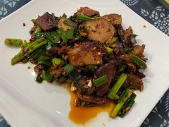 大蒜叶炒腊牛肉-瓦房食代·四合院湘菜馆(坂田店)