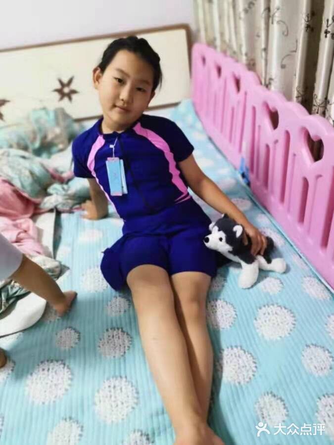 这个小女孩游泳游得真好呀。