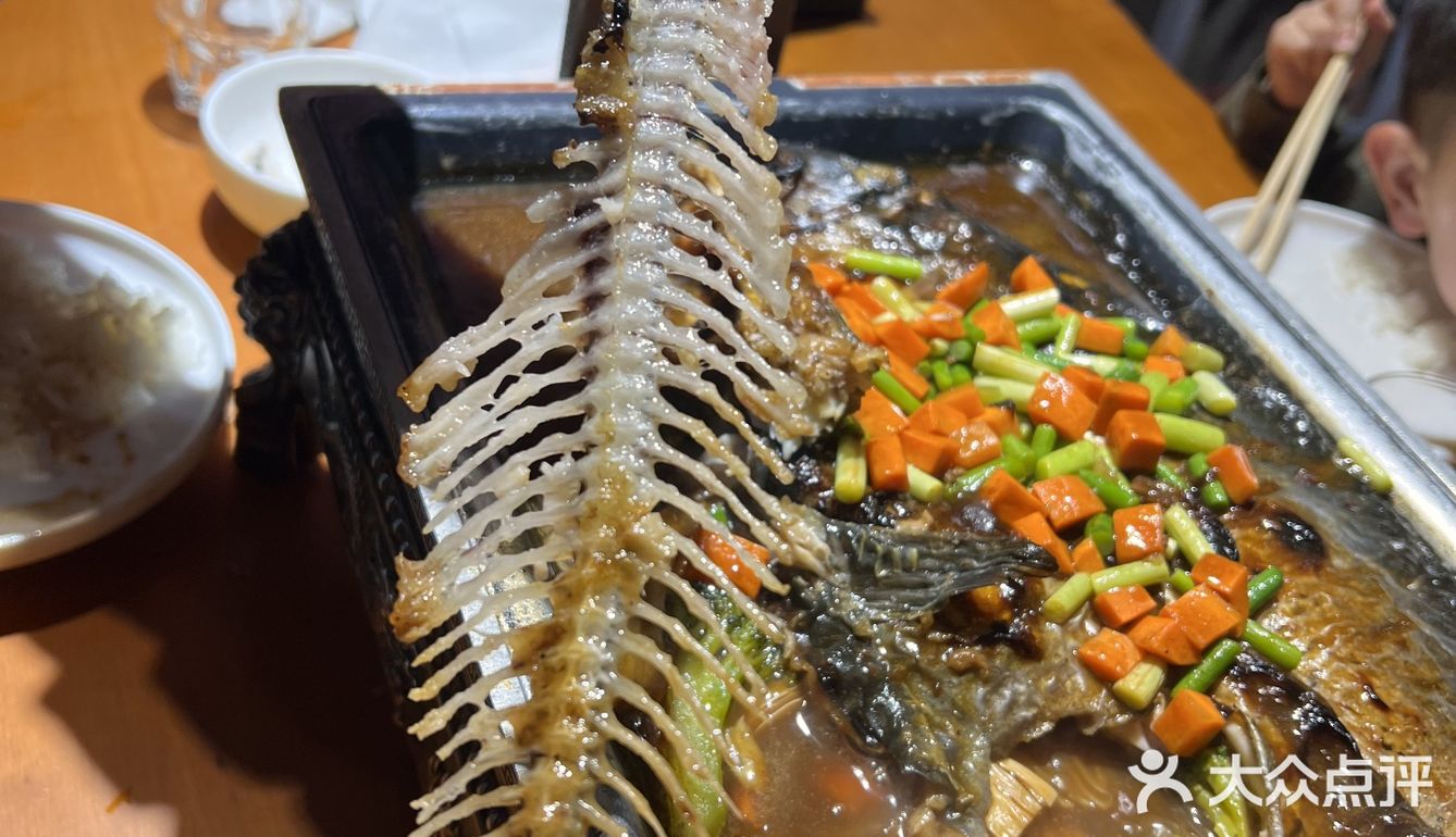 就好这一口[调皮]好吃的烤鱼小龙虾烧烤来啦！
