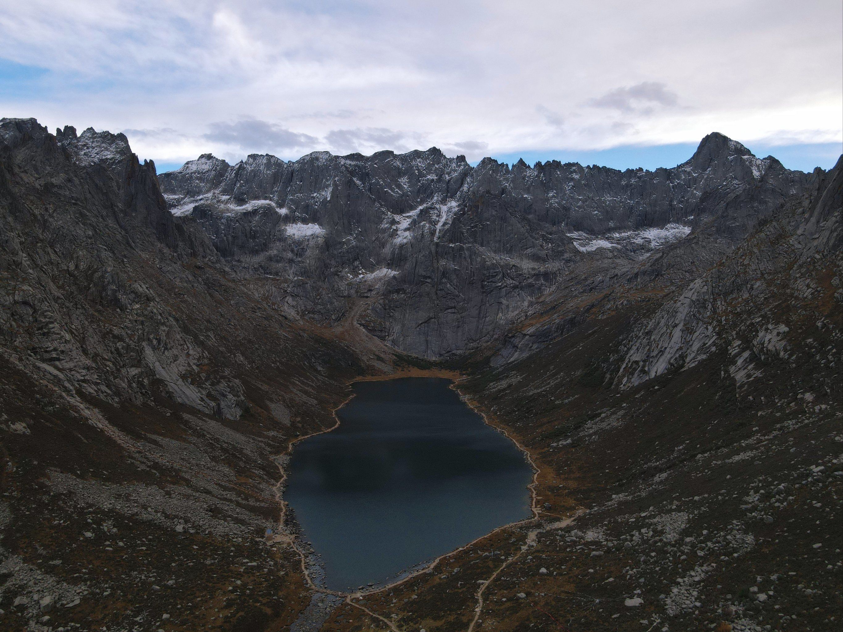 莲宝叶则,又名石头山,
位于四川省阿坝藏族羌族自治州阿坝县和青海
