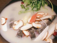 -咕嘟草帽鱼·牛奶一样的鲜鱼汤(天鹅湖万达广场店)
