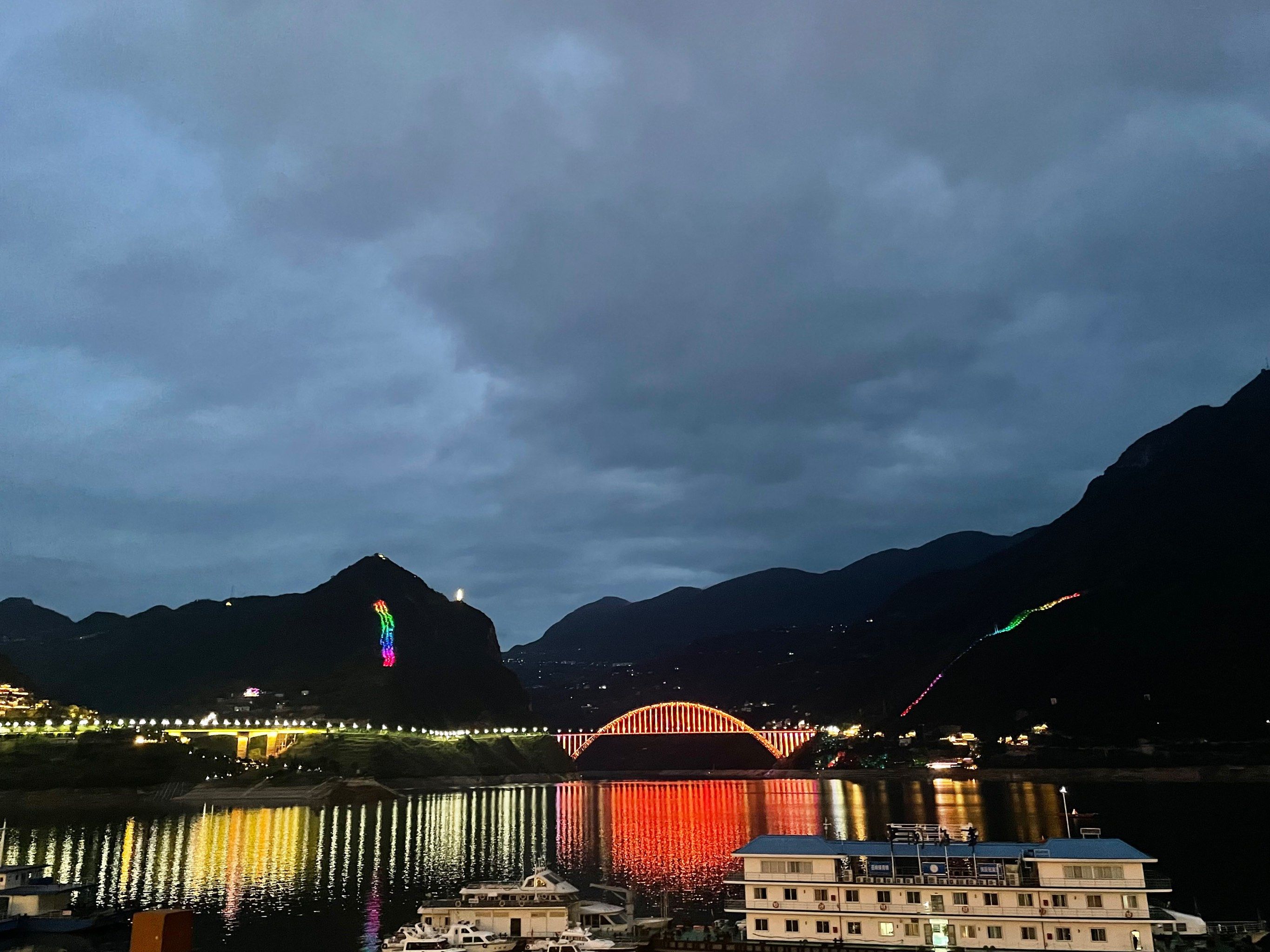 0元玩转这座城 巫山的夜景真的很漂亮,不输重庆主城滨江路的
