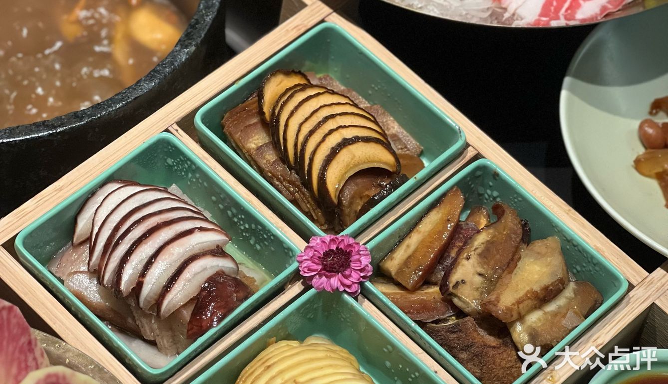 热气腾腾的一锅野生菌土鸡汤，新年与菌相见！