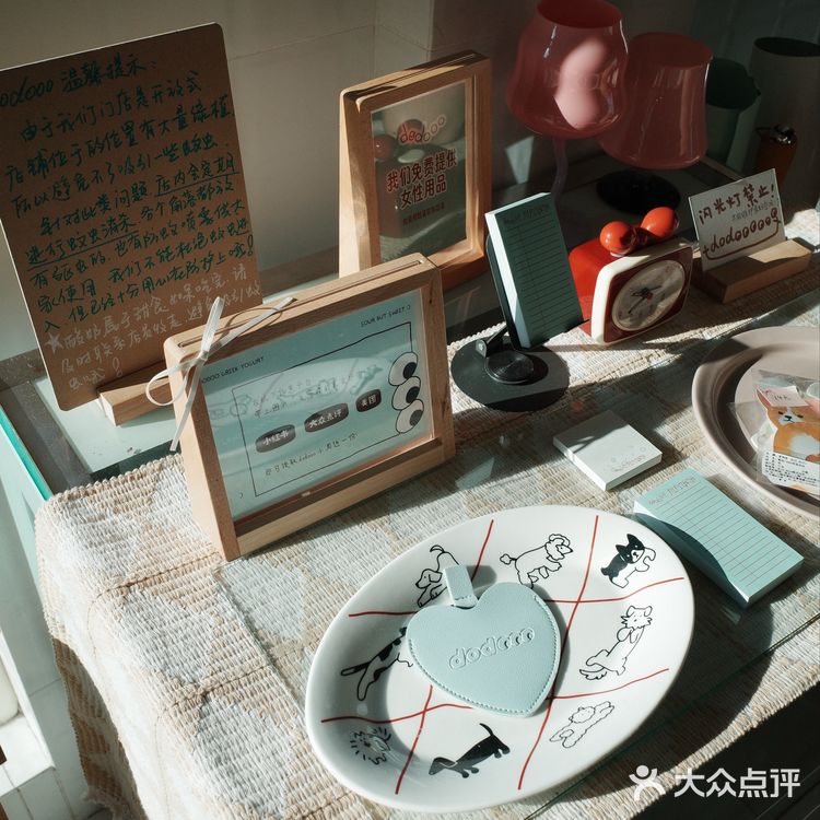 杯子盘子装得全都是可爱