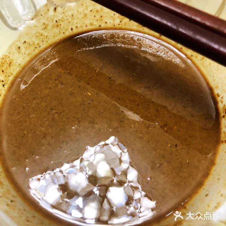 与涮羊肉更配的，就是老北京的芝麻酱烧饼了