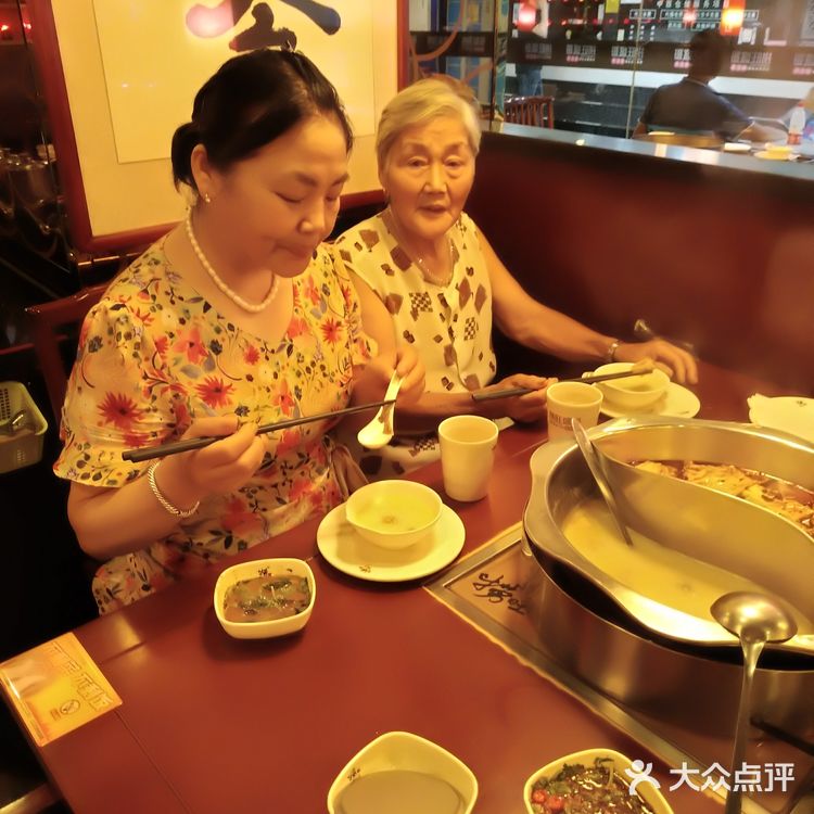 辣锅里豆腐和鸭血非常入味。环境还算可以