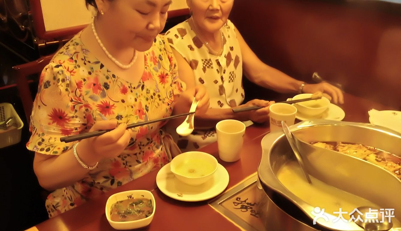 辣锅里豆腐和鸭血非常入味。环境还算可以