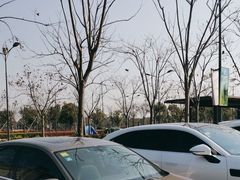 -奕欧来上海购物村停车场