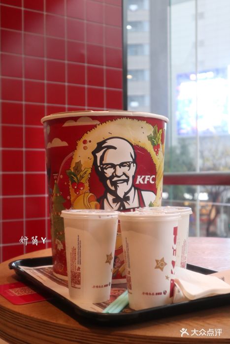 肯德基(南京石鼓路店)巨大的桶图片