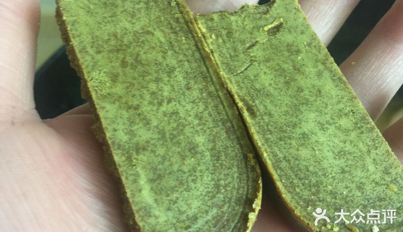 在锅中摊成蛋饼，放在米饭上，再浇上做好的咖喱鸡块
