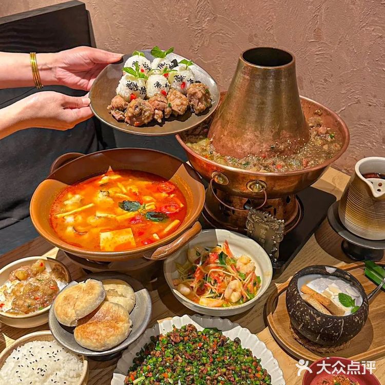 完胜火烧云的云南菜！！圣诞氛围感太浓！！