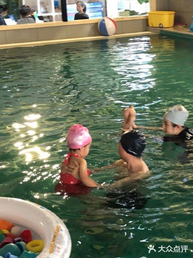 宝宝快乐水中游，宝宝的开心泳池在这里