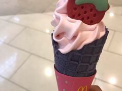 草莓华夫甜筒-麦当劳(龙湖北京大兴天街店)