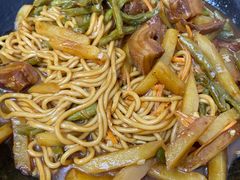 红烧肉豆角焖面-焖道·铁锅焖面