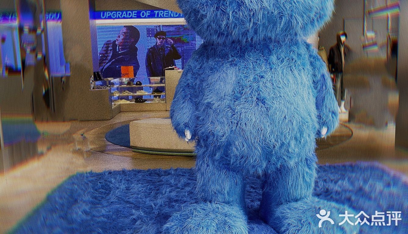 只因为在人群中看了你一眼，就被拐进了店