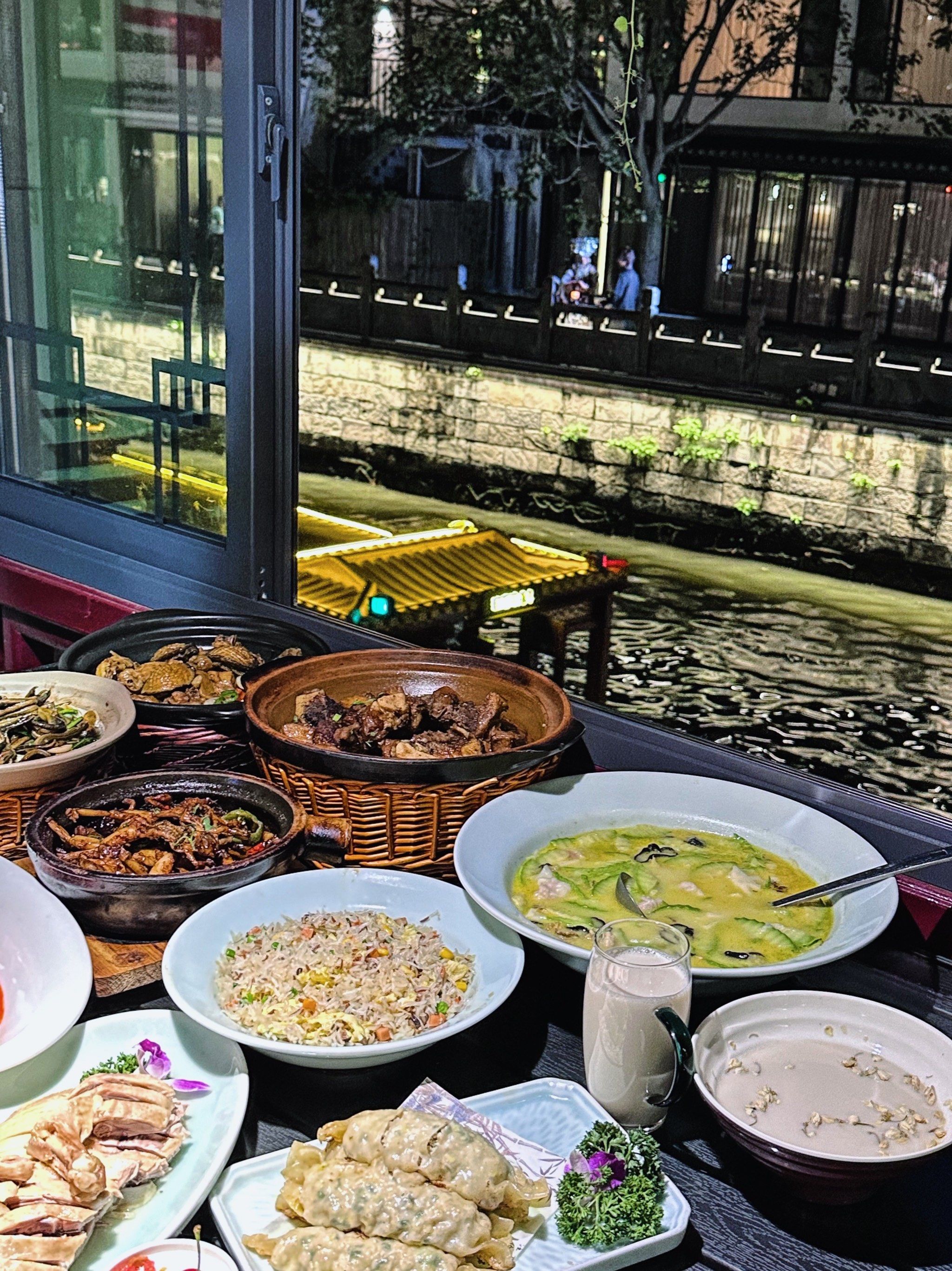 在南京的夜晚游了秦淮河,当然要来吃一下特色的淮扬菜,就立马点了老