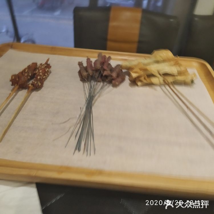 正好看到这家，屋比较小，只有四桌，炸串味道还可以