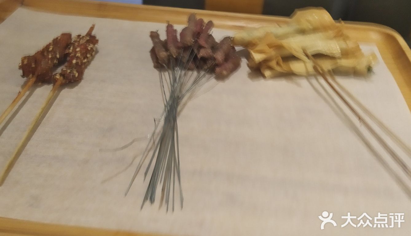 正好看到这家，屋比较小，只有四桌，炸串味道还可以