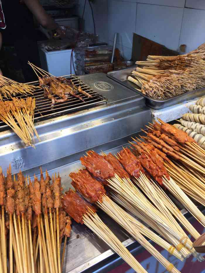 阿龙烧烤(水塔店)-"这家在后面一点人虽然不多,不过我觉得他家.