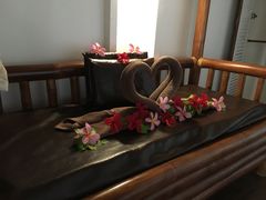 竹榻，上面是鲜花和折成爱心的浴巾-帝王SPA