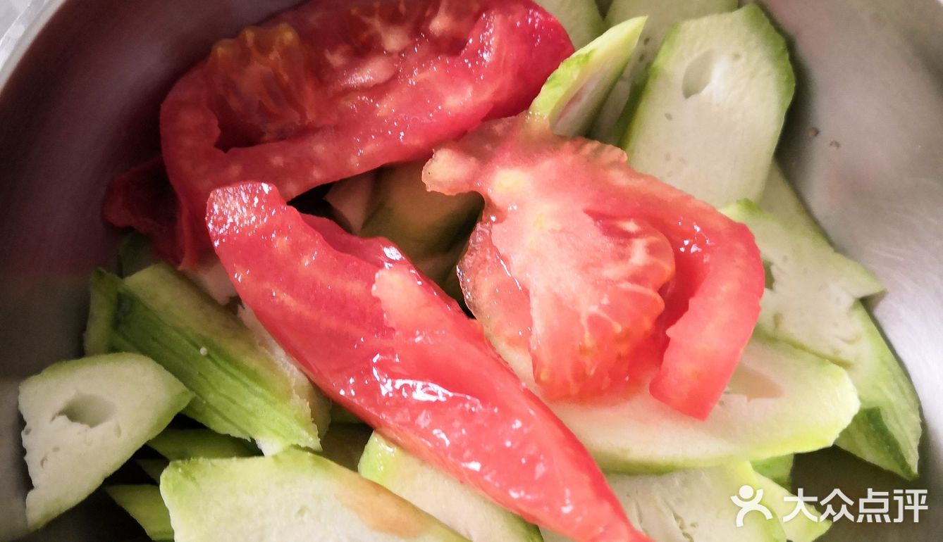 西红柿和丝瓜洗干净，也都去皮。西红柿切块，丝瓜切片