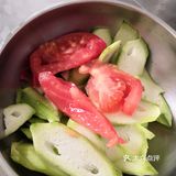 西红柿和丝瓜洗干净，也都去皮。西红柿切块，丝瓜切片