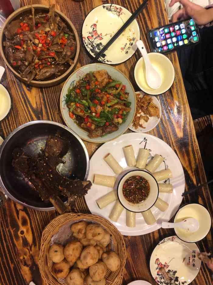 绝味虾霸(嘉福尚江尊品店)-"[薄荷]环境:喜欢去总店,店面旁的路边.