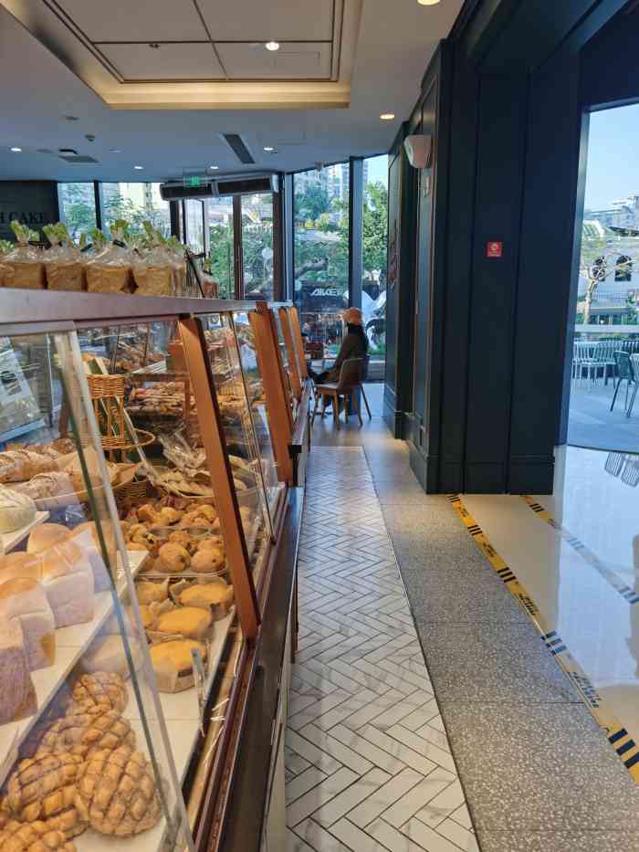 磐基莲花里的新店刚开业的时候号角免费送面包种类特别多而且造型可爱