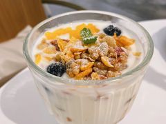 酸奶燕麦水果杯-露露家咖啡店