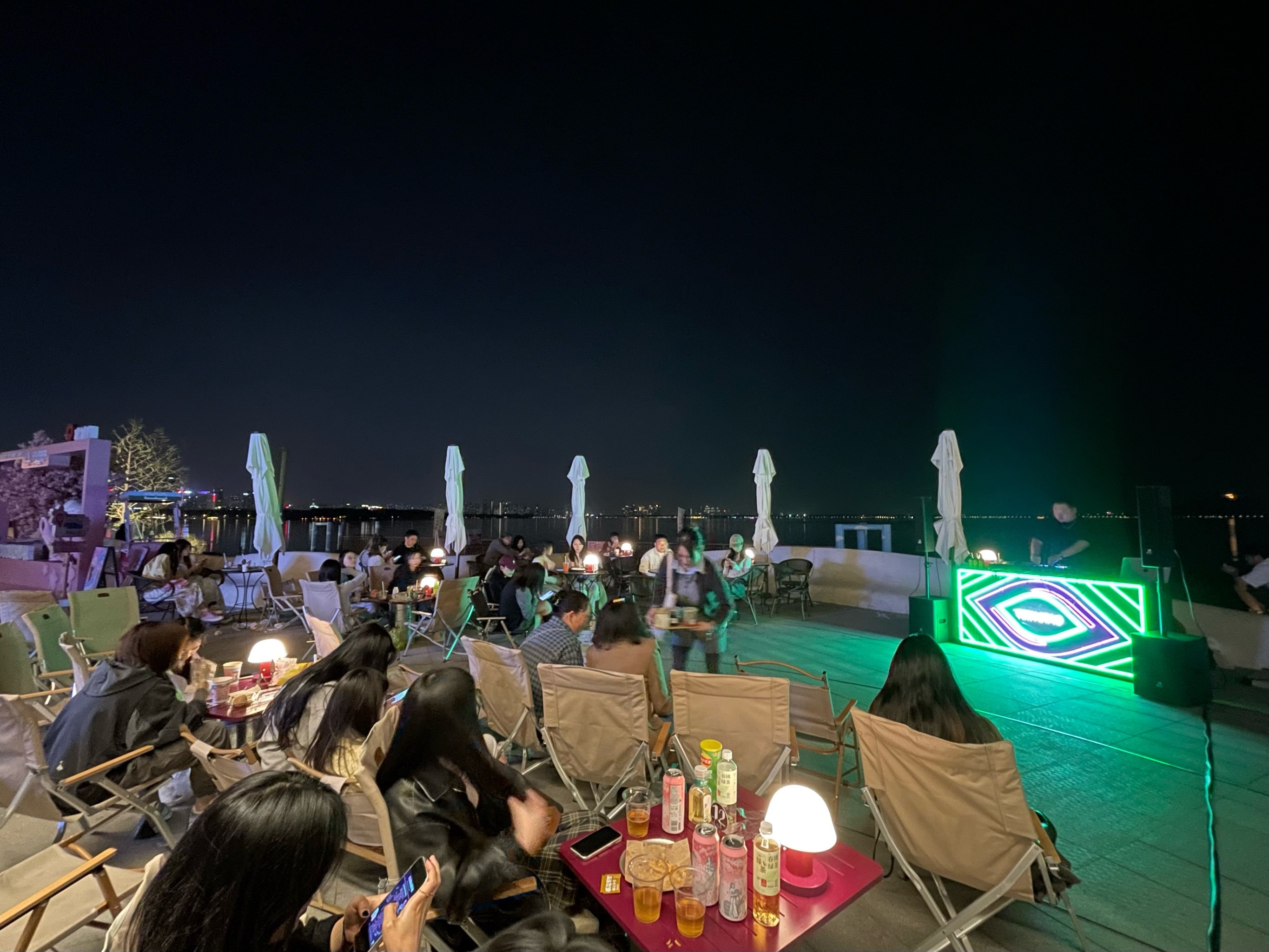 咖啡厅里的电音节,晚上的凌波门比白天还热闹👀