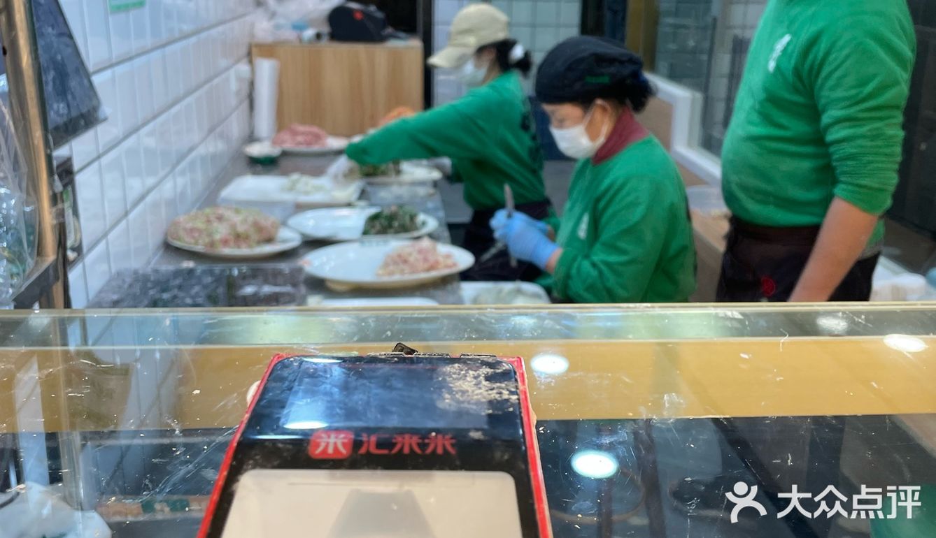 一碗热腾腾的鲜美饺子