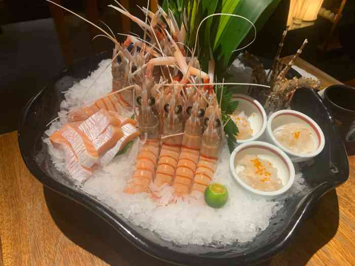 荣新馆(兴义路1号店)-"好吃的 超大只鳌虾～就算手指破皮也没关系.