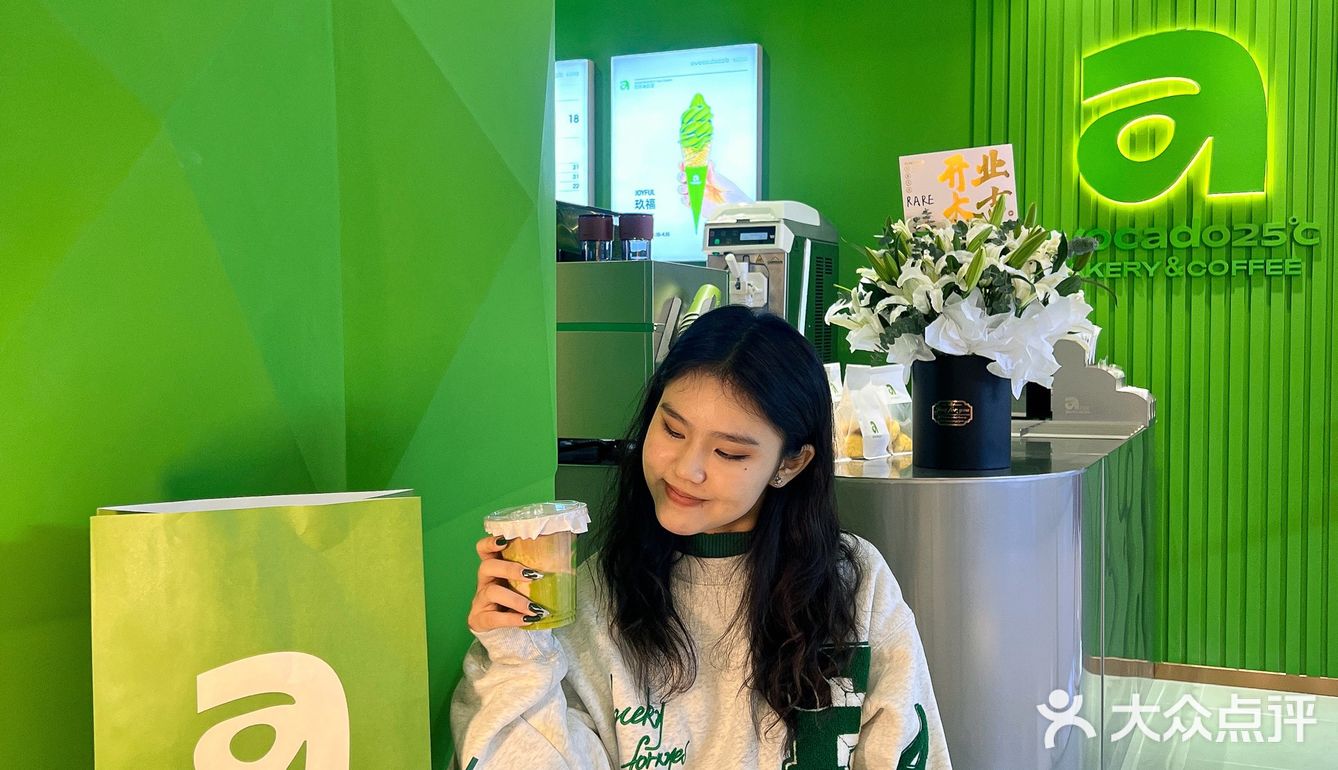 乌鲁木齐探店︱最爱的绿色牛油果咖啡店
