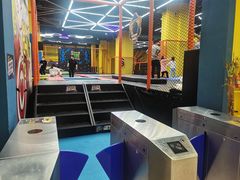 -爱蹦iBOON蹦床运动馆(江汉店)