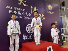-菠萝格斗巴西柔术训练馆